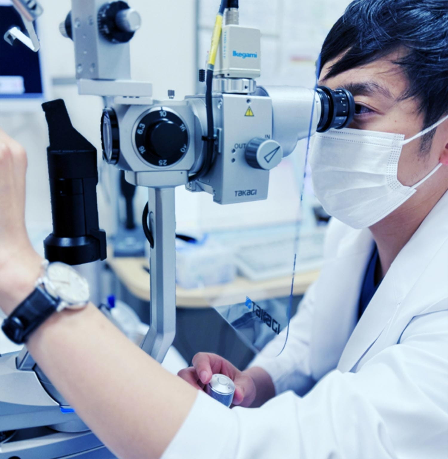 手術している眼科医