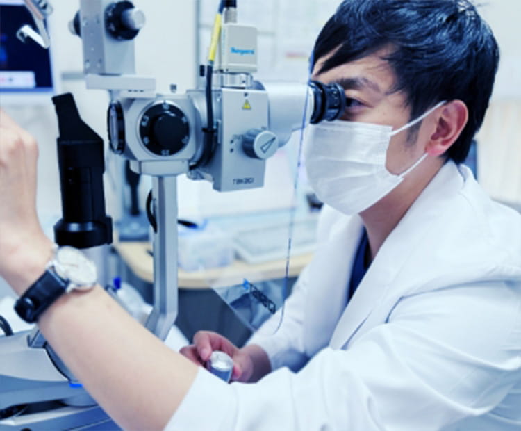 手術している眼科医