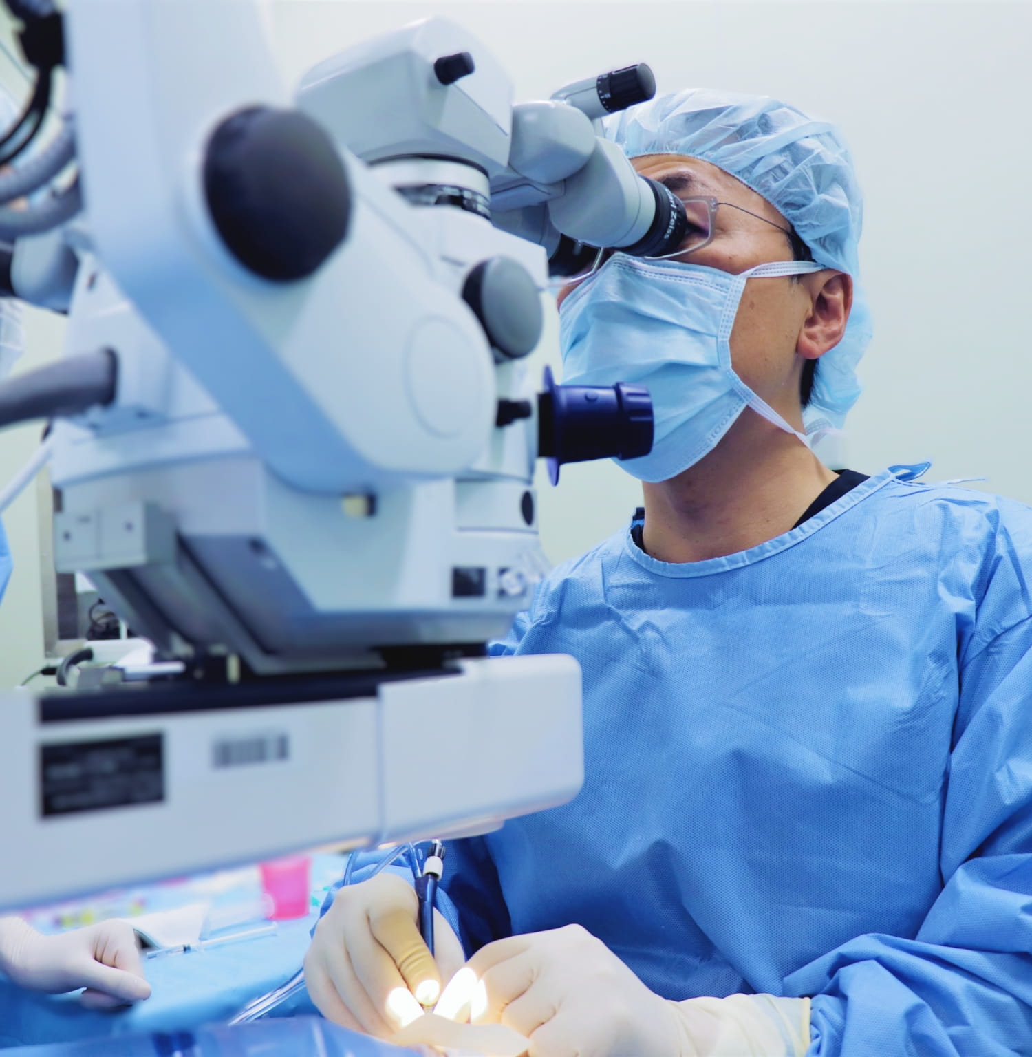 手術している眼科医