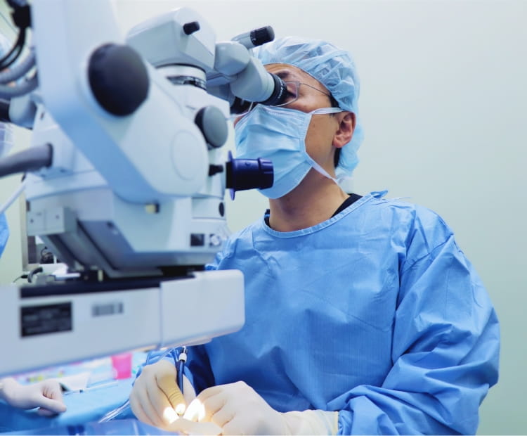 手術している眼科医